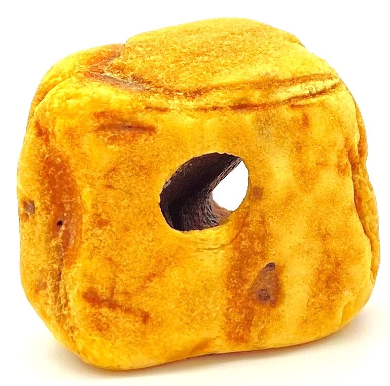 Gintaro gabaliukas su natūralia skyle