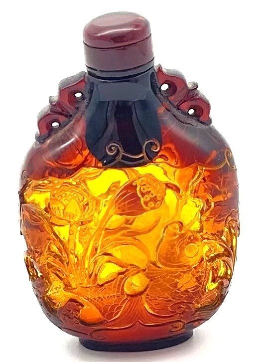 Rankų darbo išraižytas gintarinis buteliukas